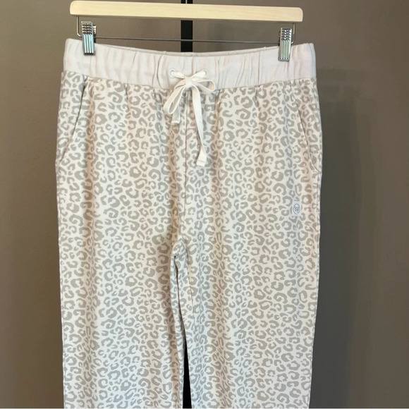We Wander Leopard Print Lounge Pants White Grey Medium NWT Casual Pajamas Cozy - Picture 2 of 7